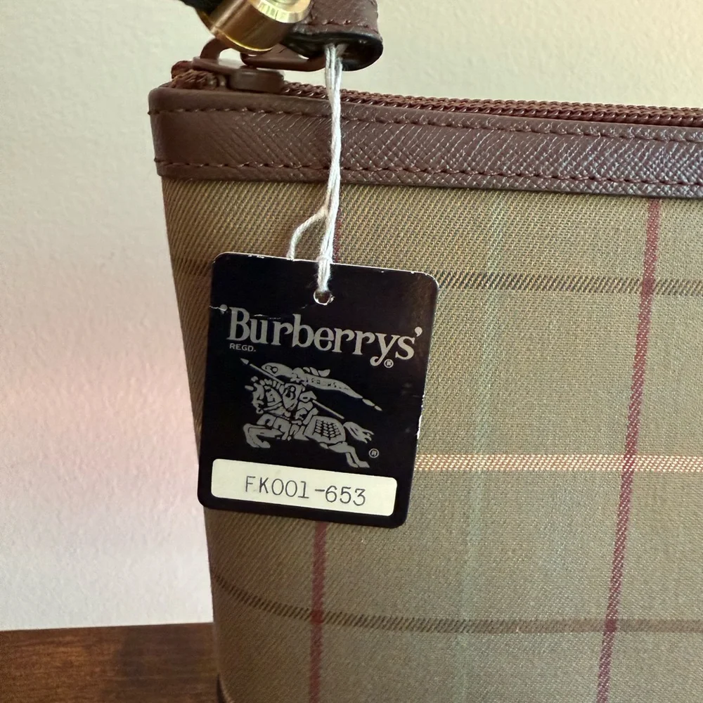 Burberrys Clutch - Picture 4 of 9